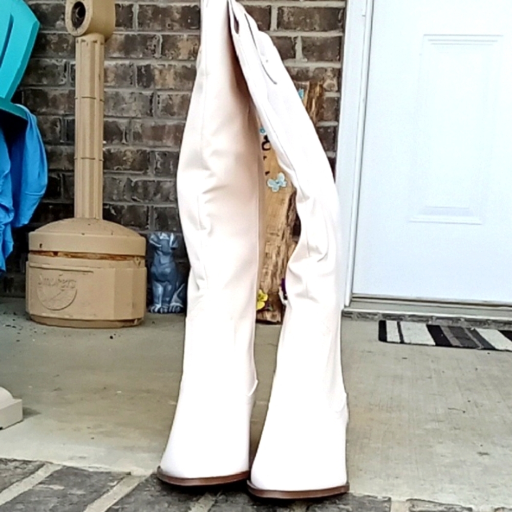 Chic Knee-High Cream Boots NWOT 6